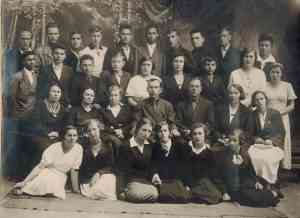 Фото учеников 10 класса Б 1937 года выпуска.